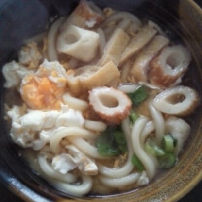 今日は1日雨で肌寒いのでお昼ご飯に温かい美味しいうどんで暖まりました♪卵が少し崩れてしまったけれどうちにあった材料で手軽に作れて嬉しいわ～ご馳走さまでした☆